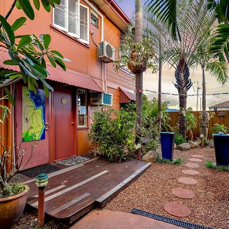 Hostel Travellers Oasis Cairns Zewnętrze zdjęcie The courtyard of the house