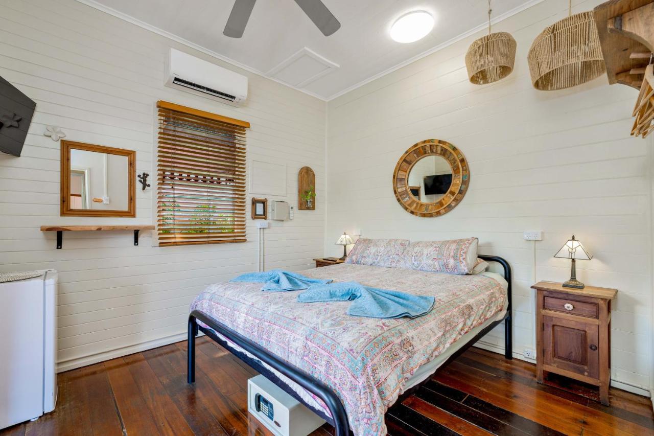 Hostel Travellers Oasis Cairns Zewnętrze zdjęcie A bedroom at the station