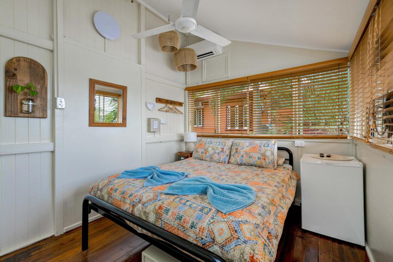 Hostel Travellers Oasis Cairns Zewnętrze zdjęcie The bedroom of a typical beach hut