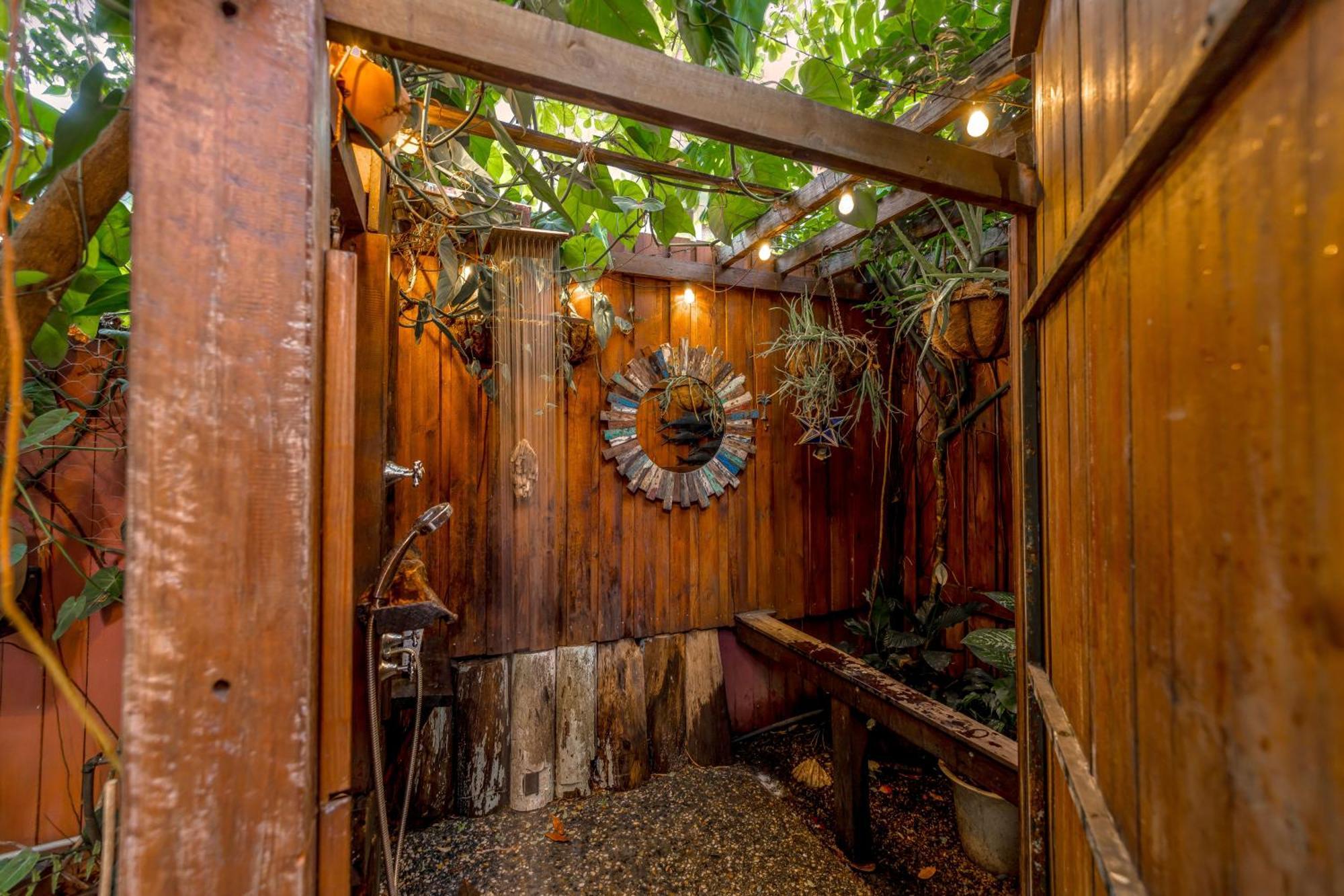 Hostel Travellers Oasis Cairns Zewnętrze zdjęcie The outdoor shower at the Garden of Eden