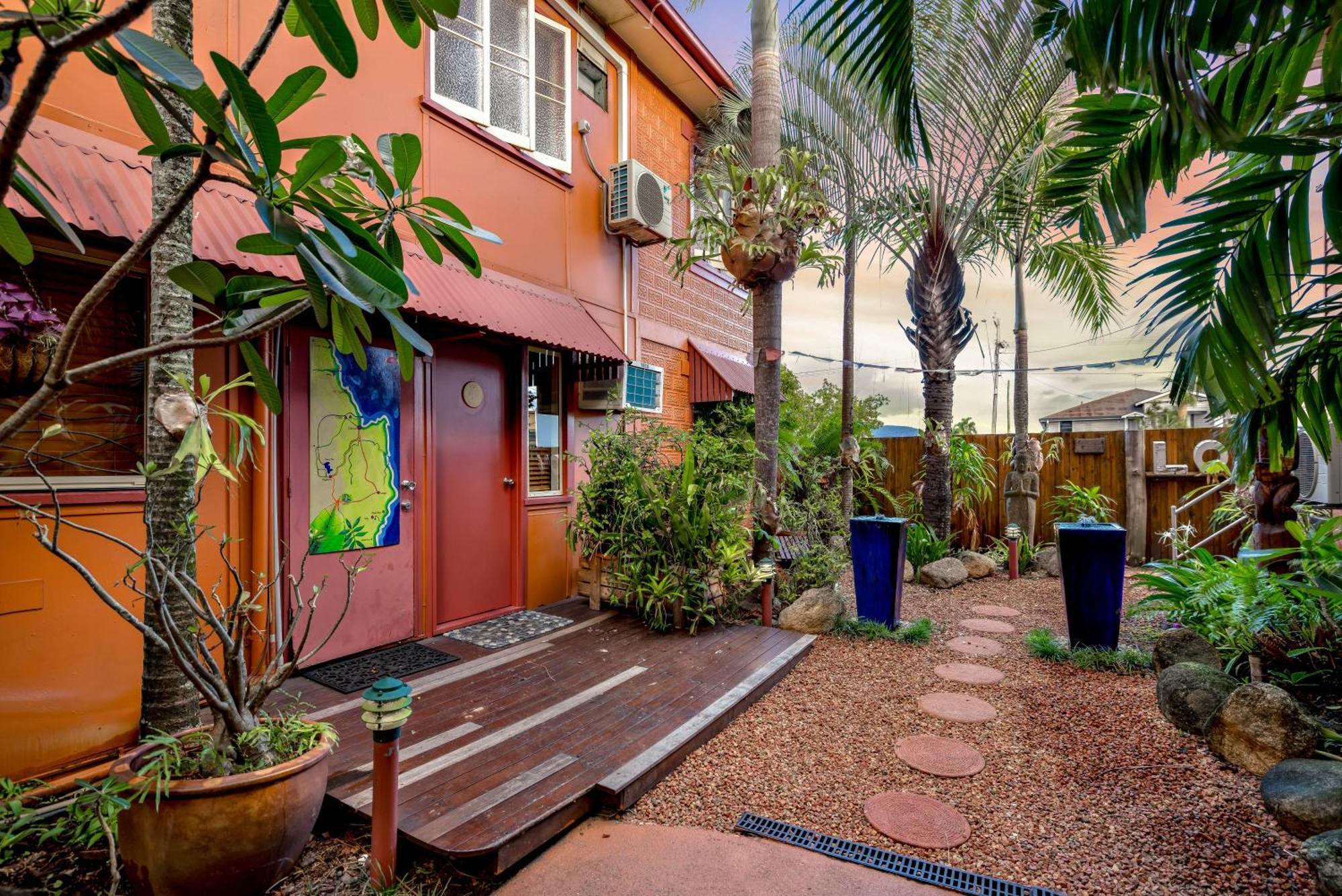 Hostel Travellers Oasis Cairns Zewnętrze zdjęcie The courtyard of the house