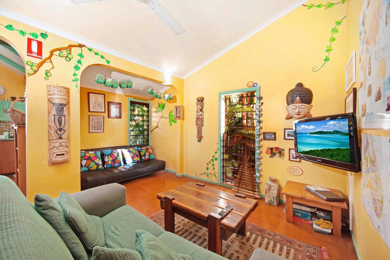 Hostel Travellers Oasis Cairns Zewnętrze zdjęcie A living room