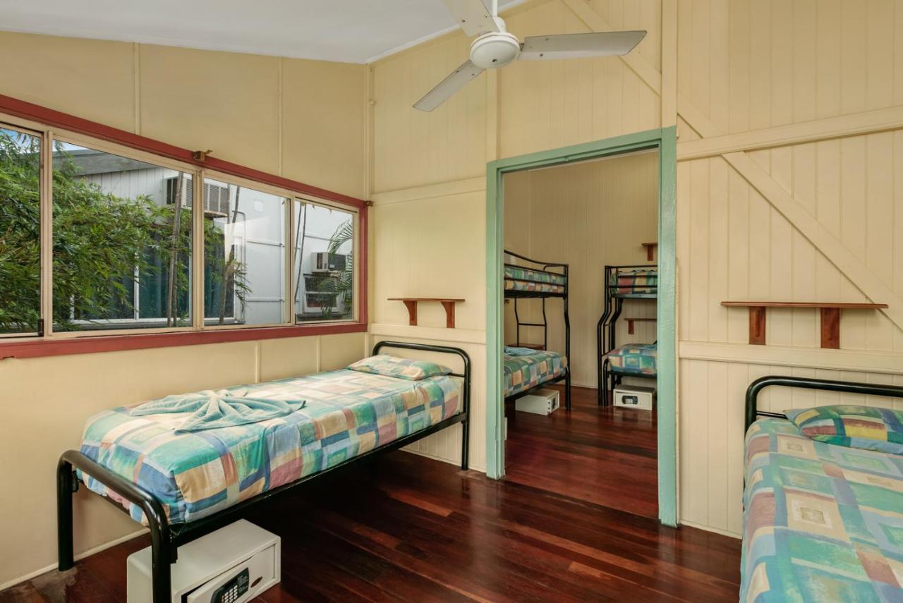 Hostel Travellers Oasis Cairns Zewnętrze zdjęcie A typical room at a backpacker hostel in Cairns, Australia